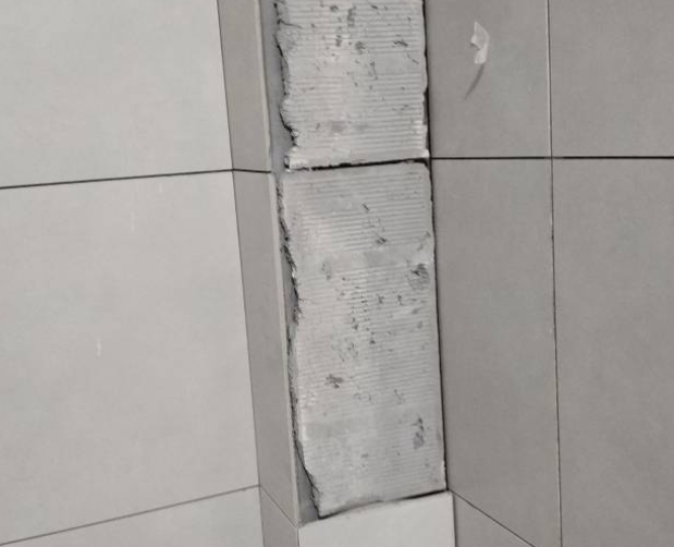 金凤瓷砖空鼓维修公司分享下瓷砖施工前基层浇水润湿程度不足，可能导致以下问题