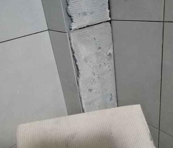 金凤瓷砖空鼓维修公司分享下厨房瓷砖脱落的补救措施。